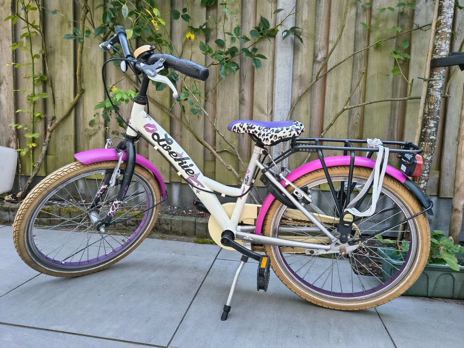 Loeki meisjesfiets - wit, roze, paars - 20 inch, Fietsen en Brommers, Fietsen | Meisjes, Ophalen, Gebruikt, Velgrem, Handrem