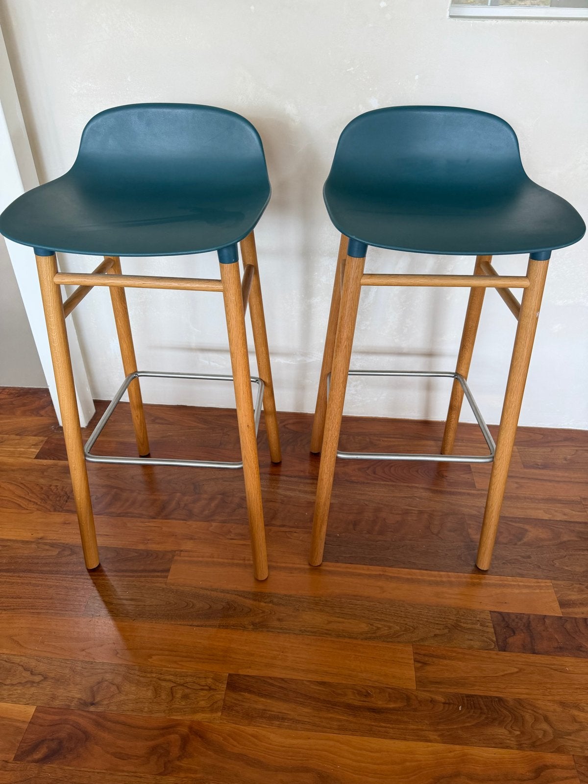 Normann Copenhagen Form Barkruk (set van 2) - petrol blauw, Ophalen, Met voetsteun, 60 tot 90 cm, Zo goed als nieuw
