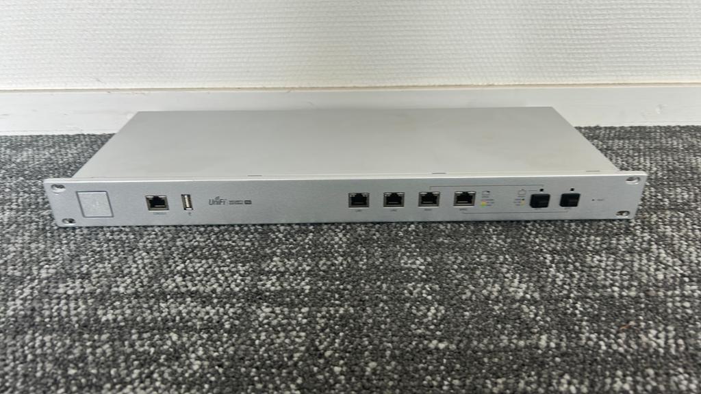 UniFi router (usg pro 4) silent fans, Computers en Software, Ophalen, Zo goed als nieuw