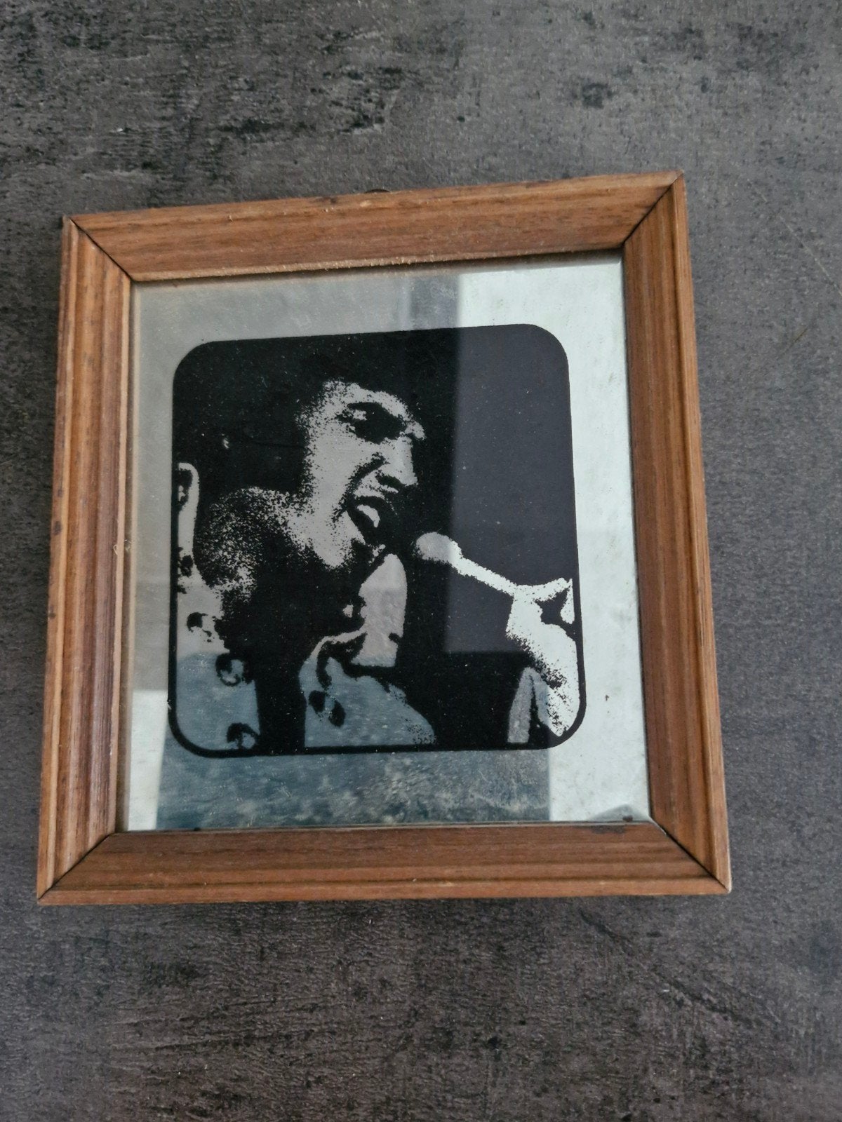 Vintage Elvis Presley spiegel met houten lijst, Minder dan 50 cm, Gebruikt, Overige typen, Ophalen of Verzenden