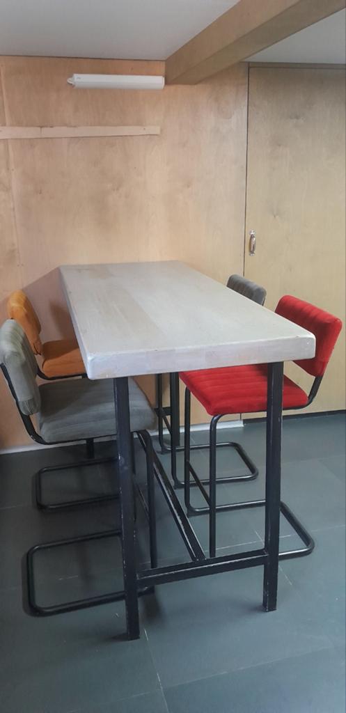 Bartafel met stoelen, Ophalen, Gebruikt