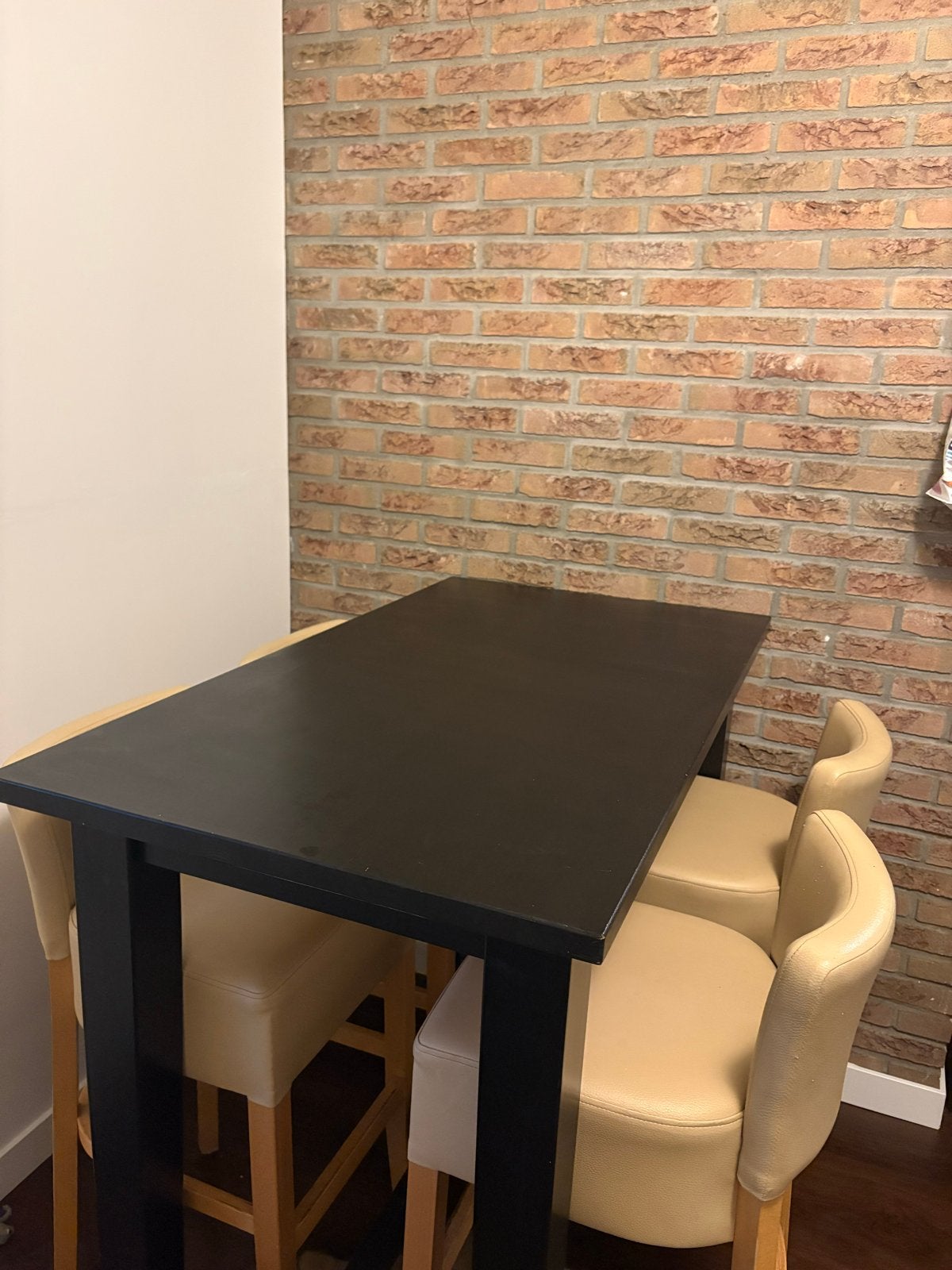 Hoge zwarte bartafel met beige barkrukken, Ophalen, Gebruikt