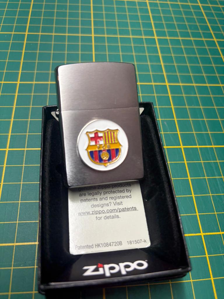 Zippo Barcelona nieuw nooit gebruikt, Verzamelen, Ophalen of Verzenden, Zo goed als nieuw, Aansteker