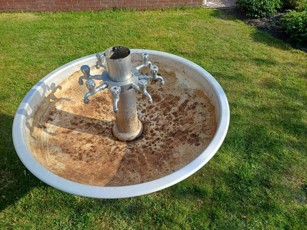 Grote ronde fontein of plantenbak., Tuin en Terras, Ophalen, Beton, Fontein