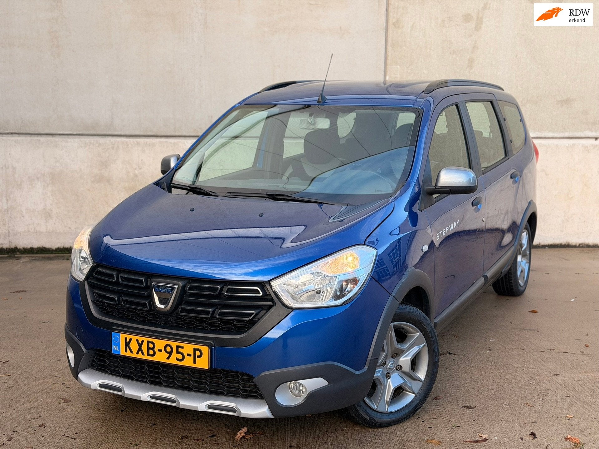 Dacia Lodgy 1.3 TCe Stepway 7P CarPlay Cruise 3x isofix Stoe, Auto's, Voorwielaandrijving, Dealer onderhouden, Stof, Gebruikt