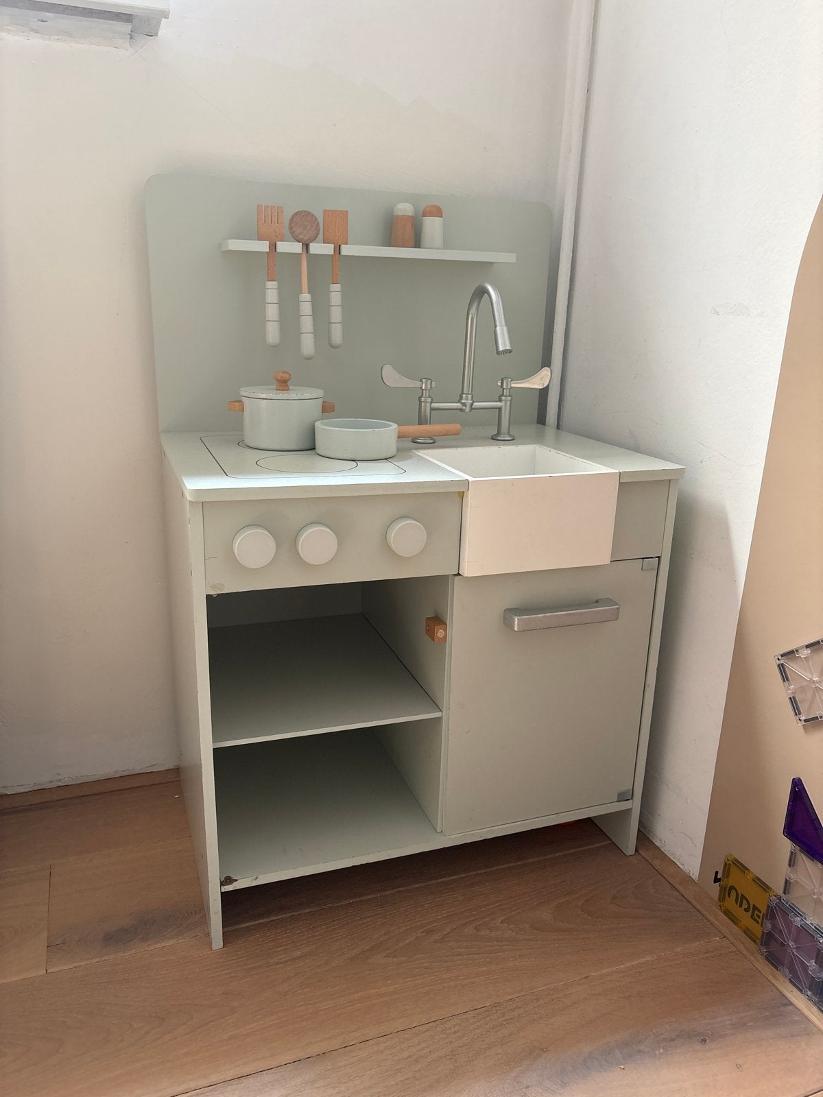 Houten speelkeuken van Petite Amélie + accessoires, Kinderen en Baby's, Speelgoed | Speelkeukens, Ophalen, Zo goed als nieuw, Hout