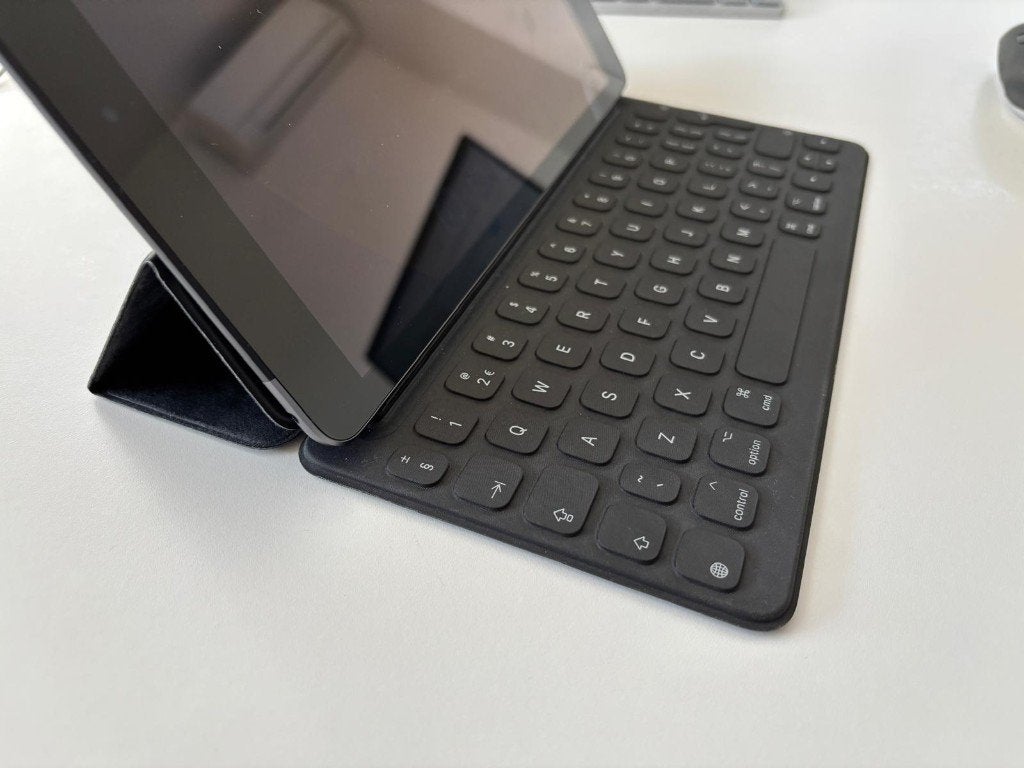 Apple smart keyboard model A1829 (zonder Ipad), 10 inch, Ophalen of Verzenden, Apple, Zo goed als nieuw