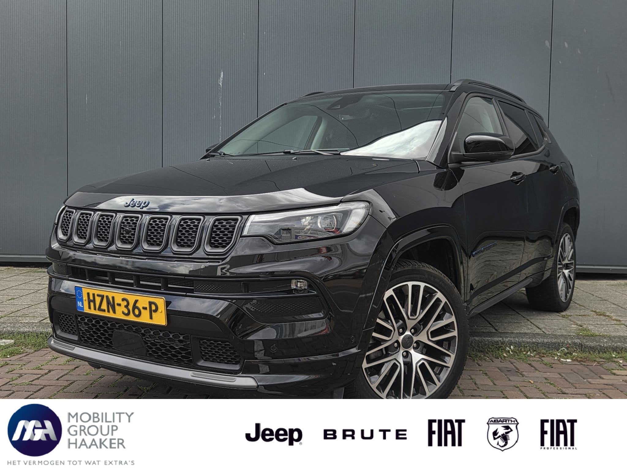 Jeep Compass 4xe 240 Plug-in Hybrid Electric Summit | Apple-