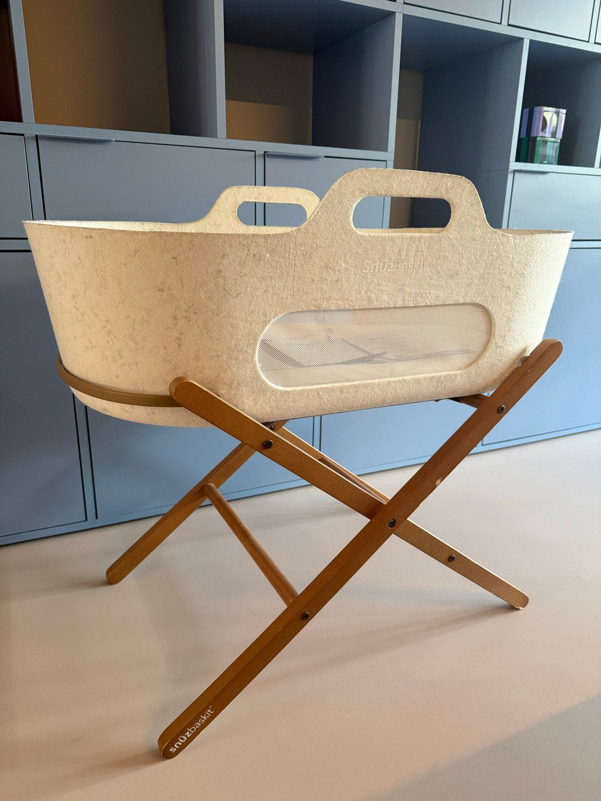 SnüzBaskit Moses Basket met standaard / co-sleeper, Kinderen en Baby's, Ophalen, Zo goed als nieuw, Wieg