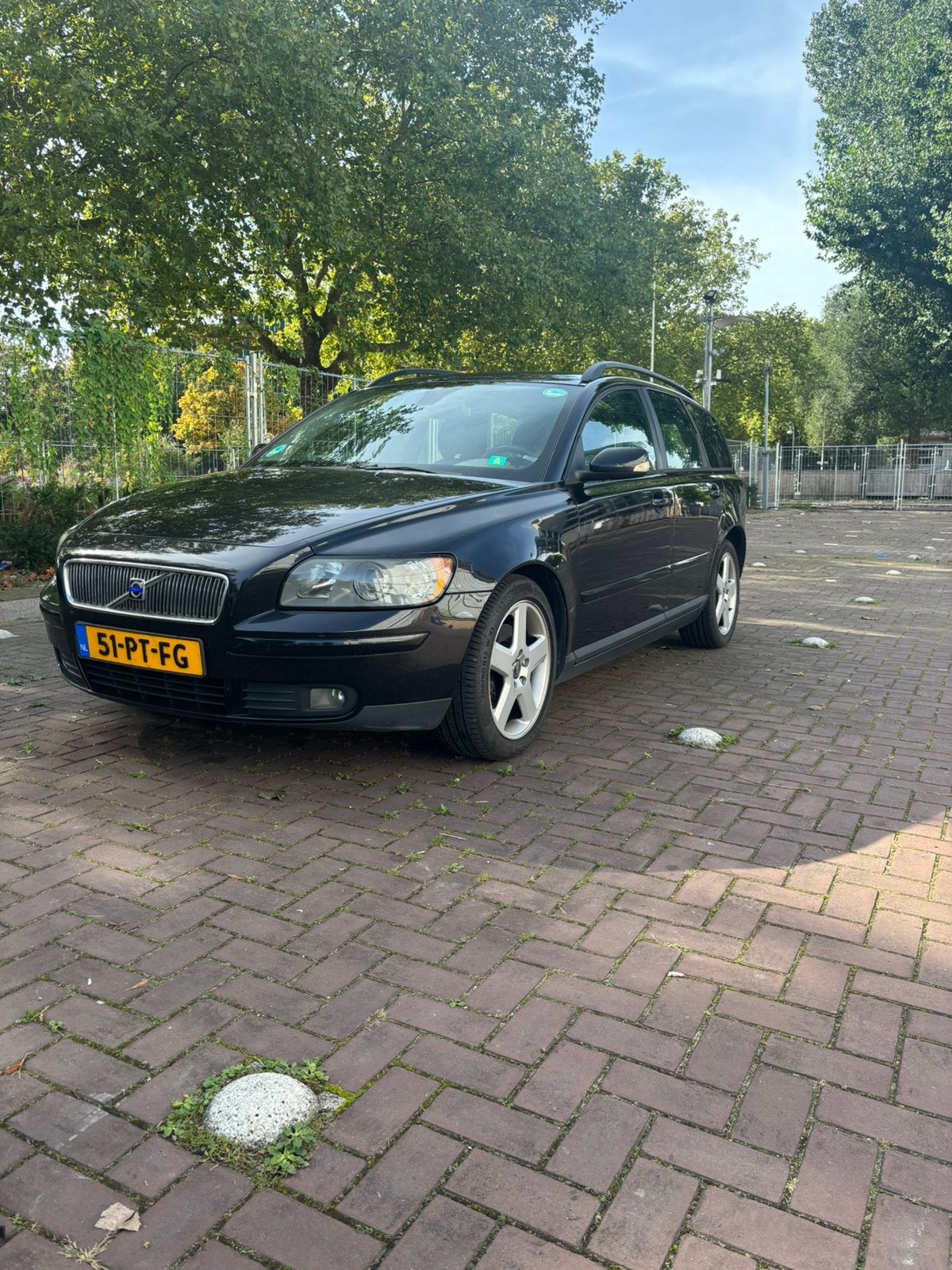 Volvo V50 2.4 140PK 2004 momentum Zwart apk 7-27, Auto's, Zwart, 700 kg, Leder en Stof, Zwart