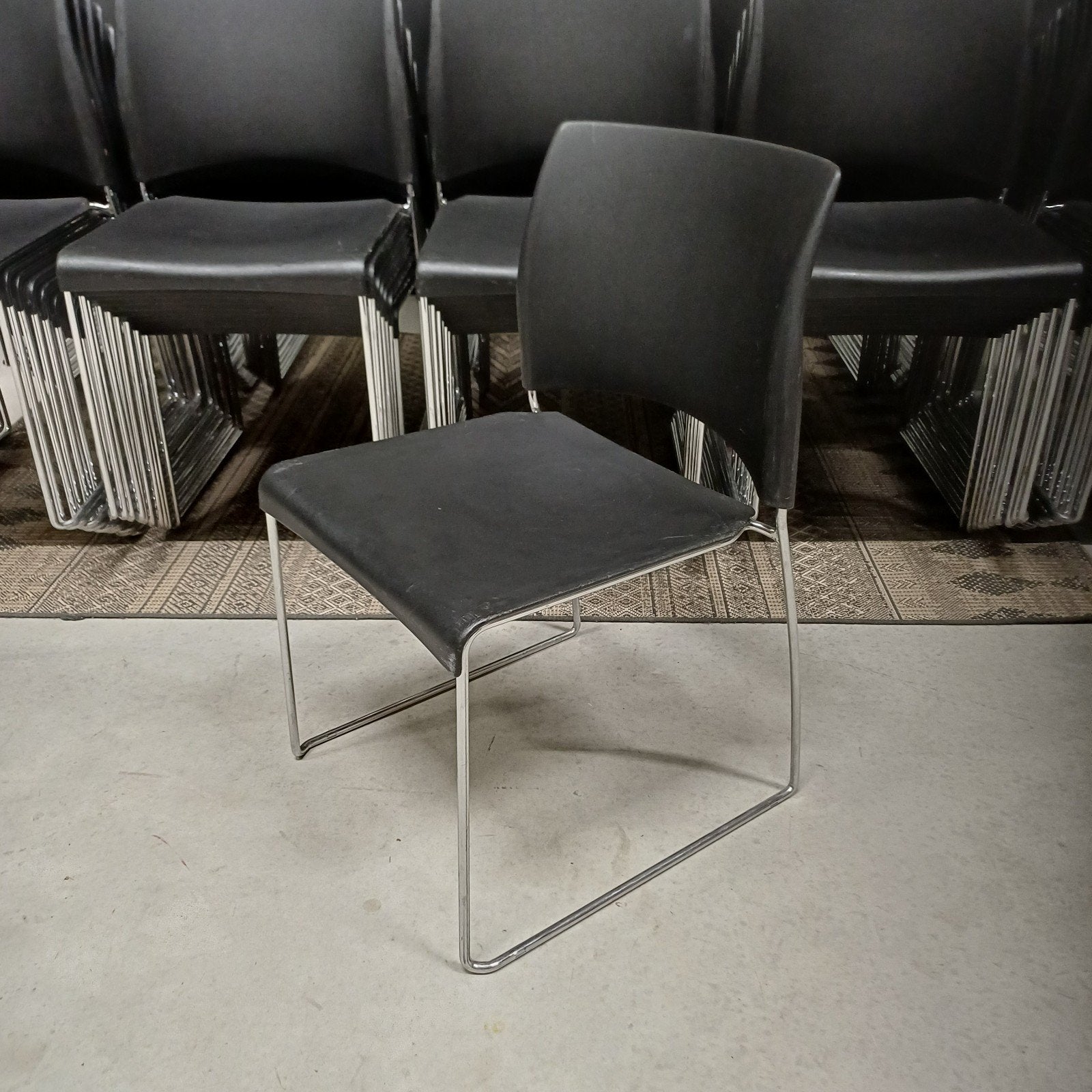 100 x stapelstoelen kantine stapelbare partij stoelen, Ophalen, Gebruikt, Bruin, Vijf, Zes of meer stoelen