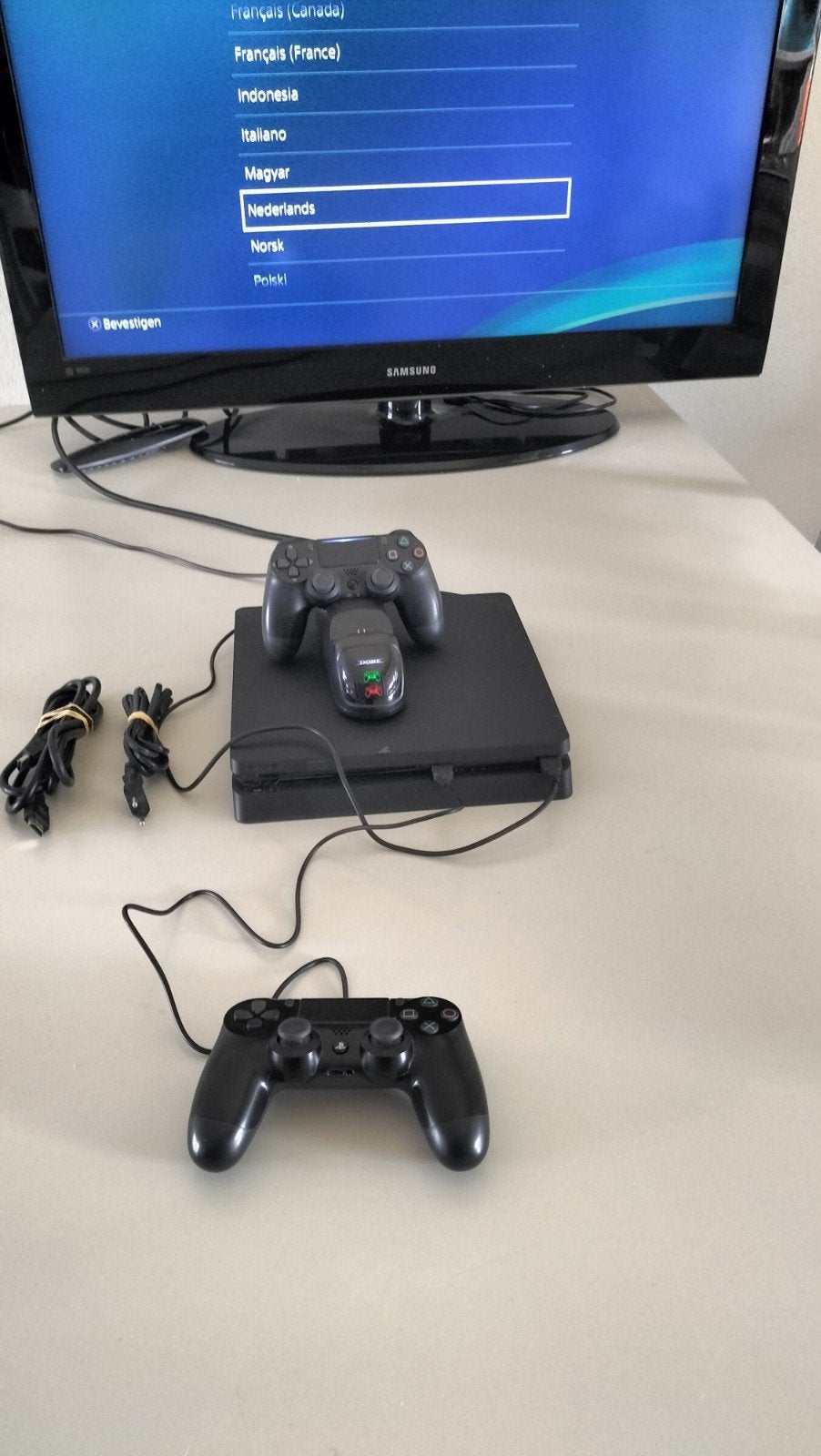 PlayStation 4 Slim met 2 controllers en oplaadstation, Spelcomputers en Games, Met 2 controllers, Ophalen of Verzenden, Slim, 500 GB
