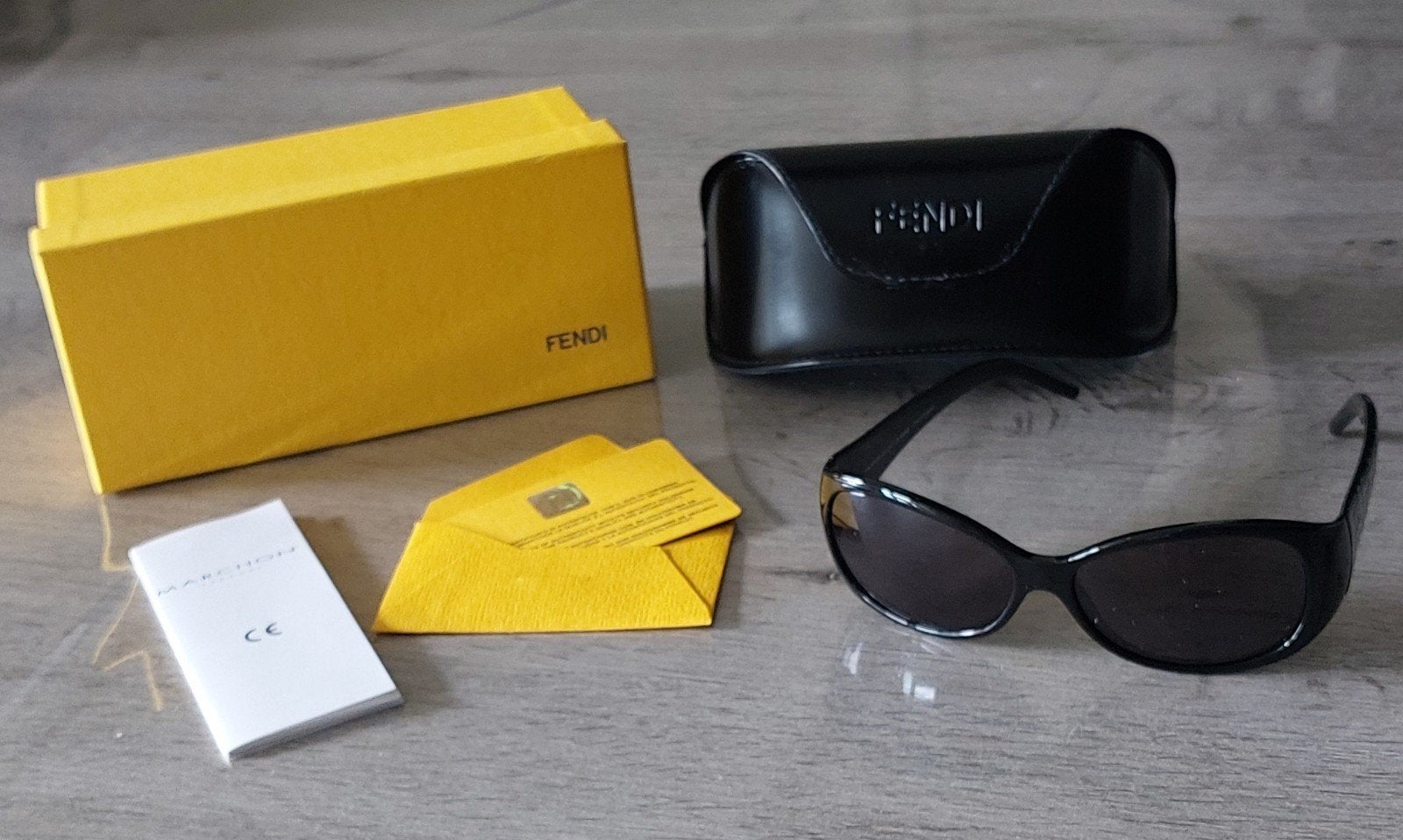 Fendi Zonnebril Zwart met Originele Doos en Etui, Overige merken, Zonnebril, Zwart, Ophalen of Verzenden