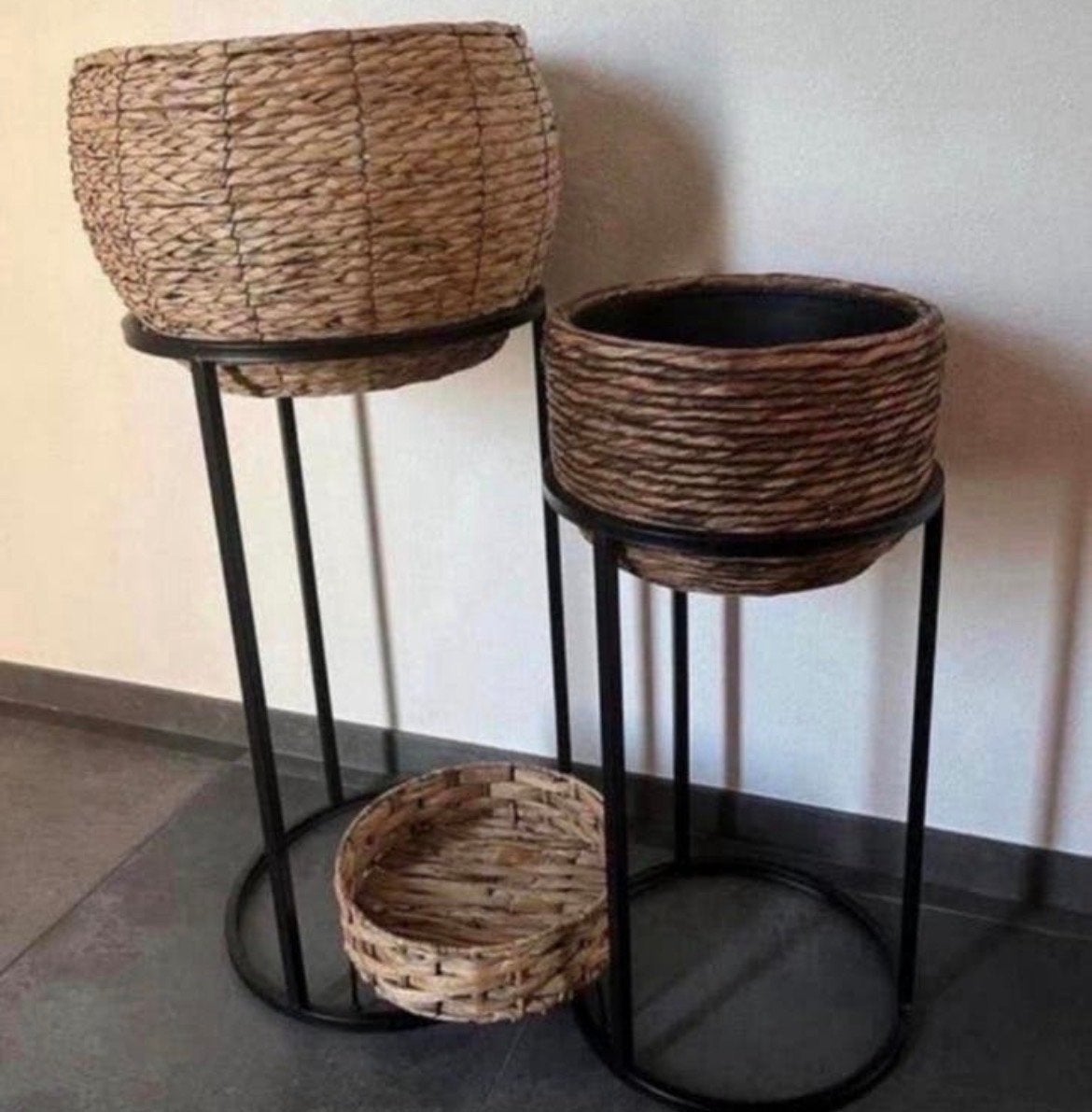 Set van 3 rieten plantenbakken met metalen standaards, Ophalen, Overige materialen, Gebruikt, Minder dan 60 cm