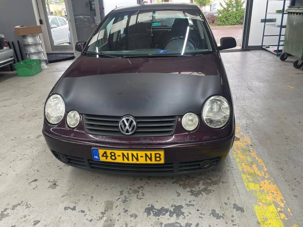 Volkswagen Polo 1.4 74KW 2004 Rood/paars 106700km nap, Auto's, Volkswagen, Voorwielaandrijving, 15 km/l, 40 €/maand, 4 cilinders