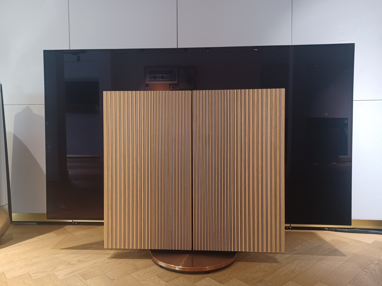 Foto 2 van B&O Harmony 77 OLED TV, Oak Aluminium covers en Motorstand