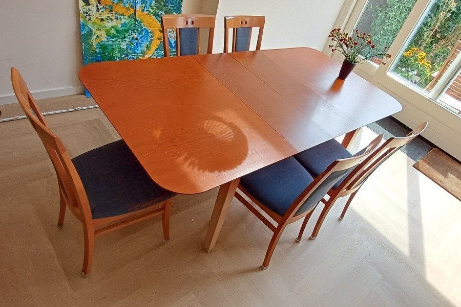 Kersenhout uitschuifbare eettafel en 8 stoelen, Huis en Inrichting, Ophalen, Gebruikt, Tijdloos ontwerp met mooie hout-look, 200 cm of meer