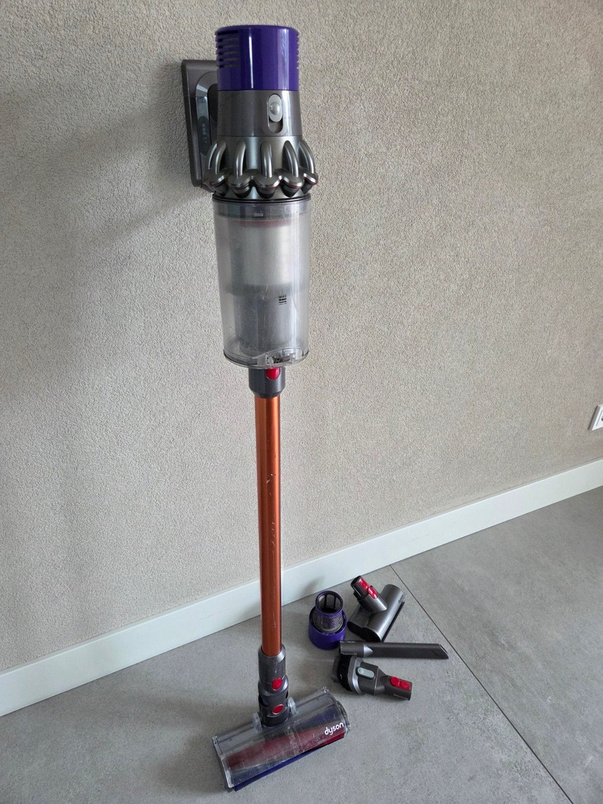 Dyson V10 voor onderdelen - batterij in prima staat, Witgoed en Apparatuur, Stofzuigers, Ophalen, Draadloos, Dyson, Niet werkend