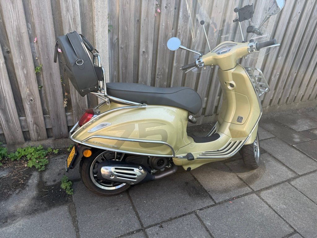 Vespa Primavera 75th Anniversary Edition, Fietsen en Brommers, Ophalen, Overige modellen, Maximaal 45 km/u, Zo goed als nieuw