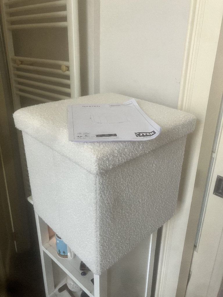 Zacht creme, teddy-achtige Jysk Nysted opbergpoef is te koop, Huis en Inrichting, Banken | Voetenbanken en Poefen, Minder dan 50 cm