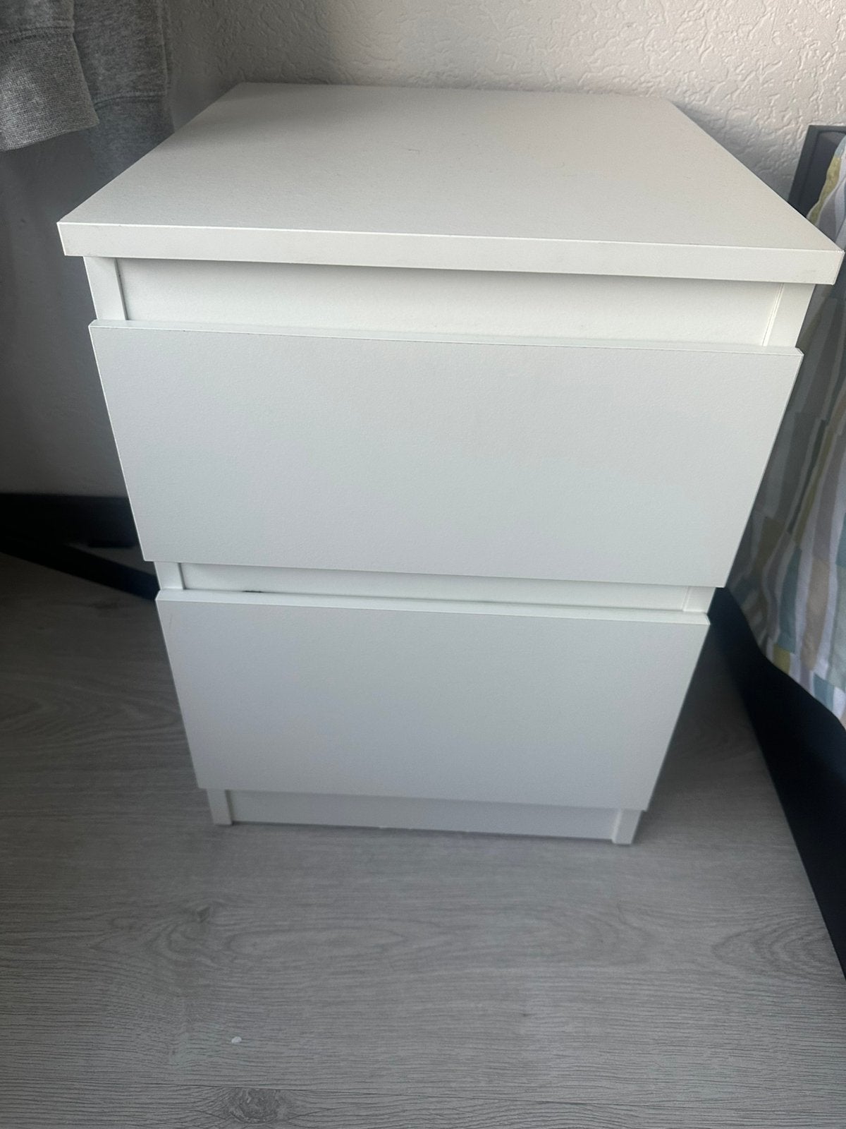 IKEA White Bedside Table, Ophalen, Zo goed als nieuw