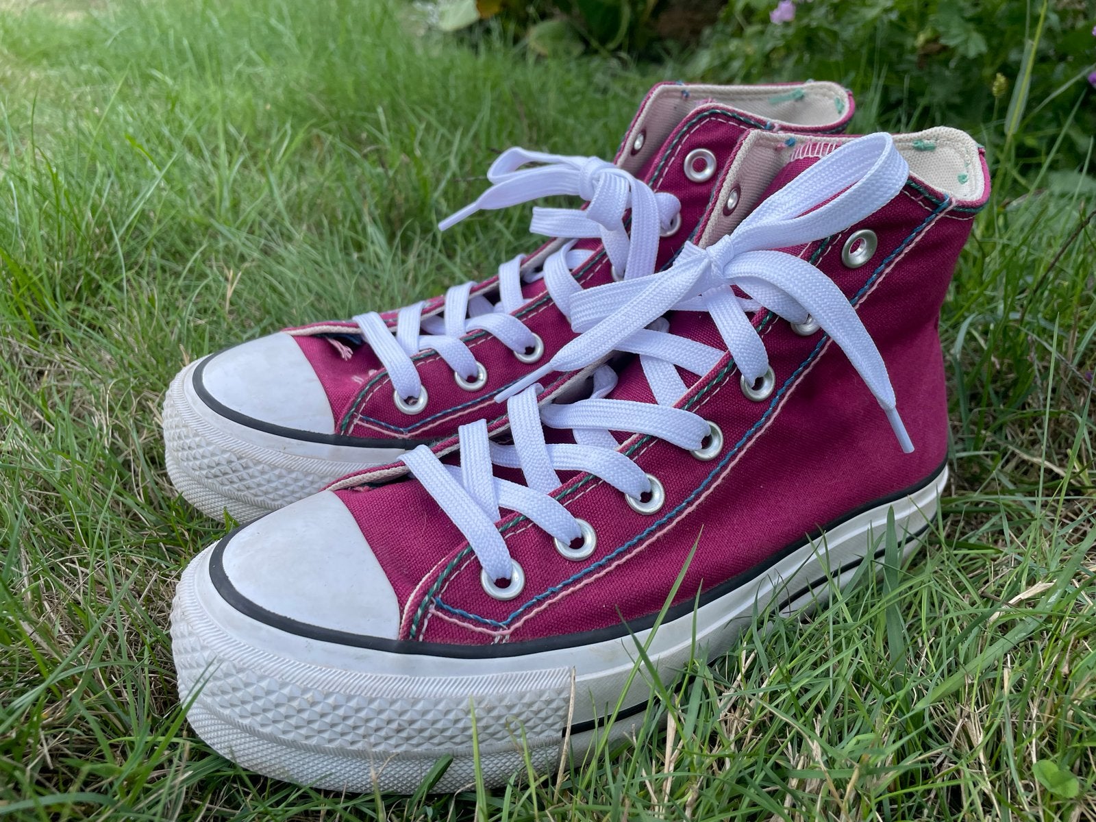 Uniek handgeborduurde Converse - Bordeauxrood, Kleding | Dames, Overige kleuren, Ophalen of Verzenden, Sneakers of Gympen, Zo goed als nieuw