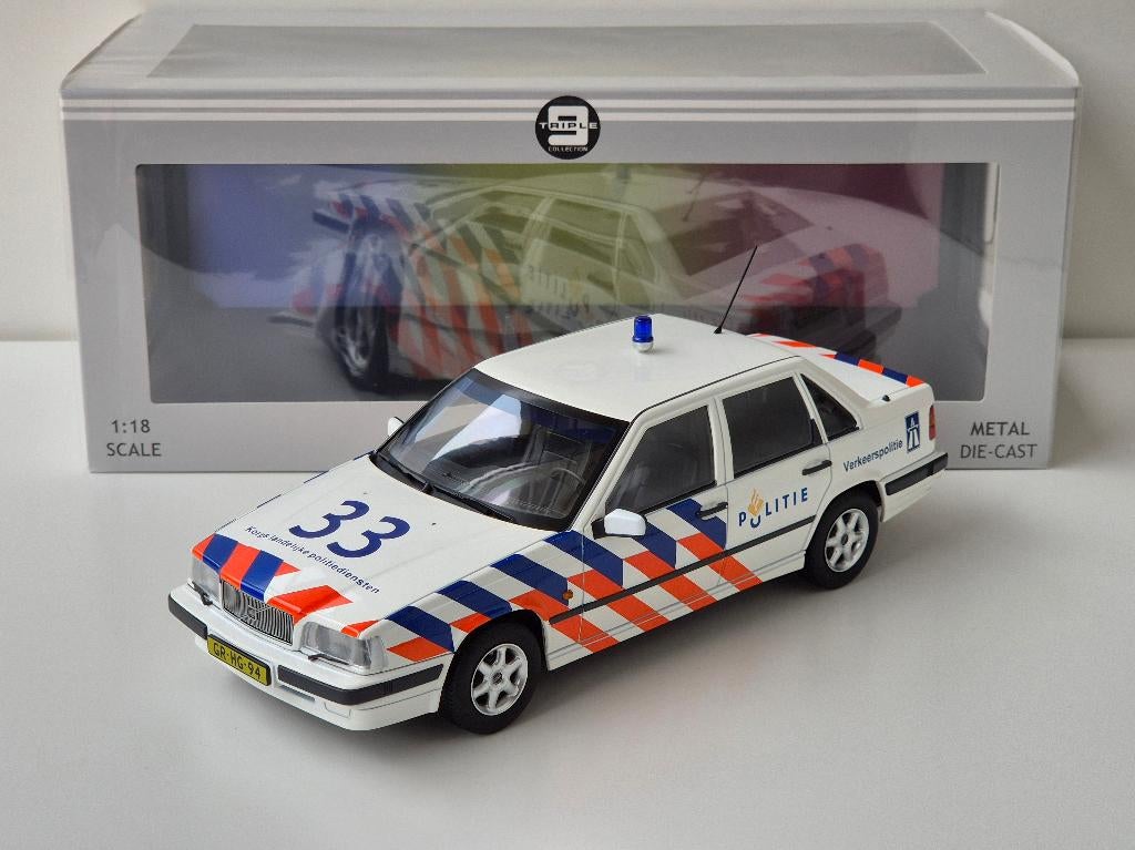 1:18 Triple9 Volvo 850 GLS Verkeerspolitie 1993, Hobby en Vrije tijd, Modelauto's | 1:18, Zo goed als nieuw, Auto, Overige merken