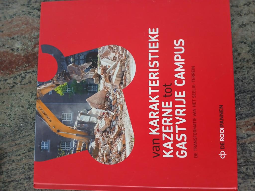 Van karakteristieke kazerne tot gastvrije campus, Boeken, Dieren en Huisdieren, Ophalen of Verzenden, Honden