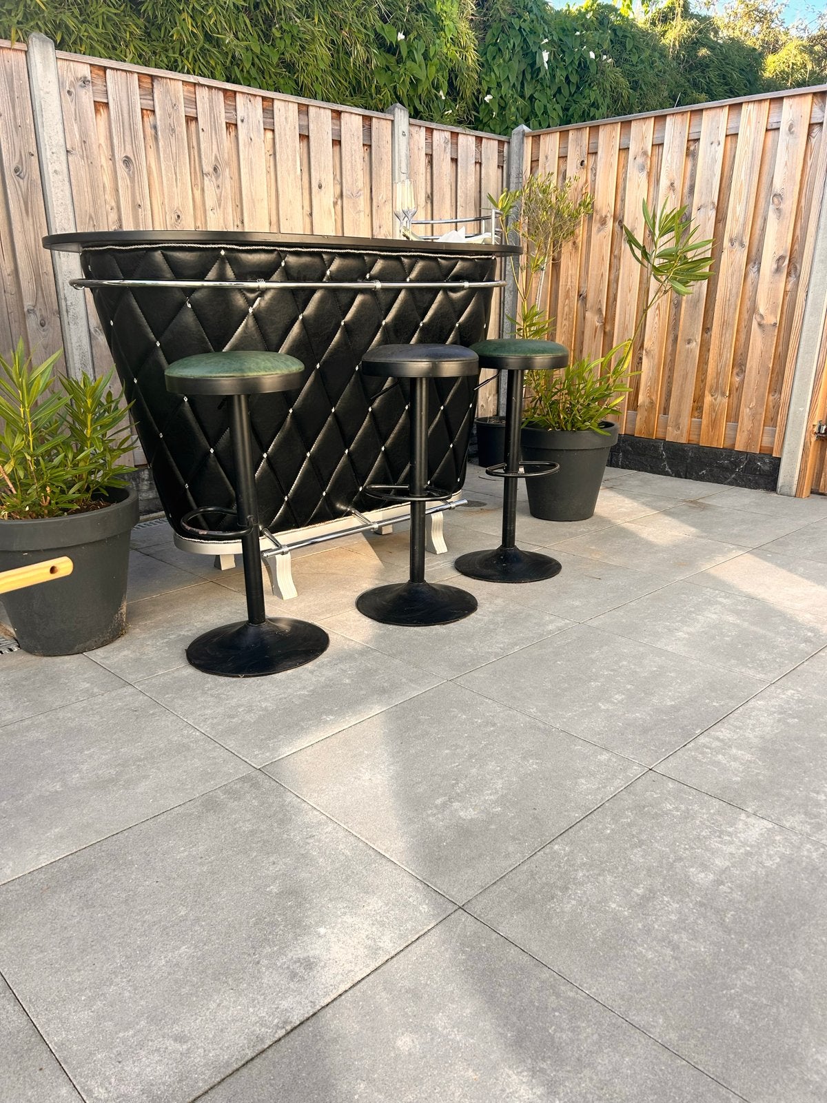 Stijlvolle bar met 3 barstoelen - Zwart met ruitpatroon, Huis en Inrichting, Barren, Ophalen of Verzenden, Gebruikt, Inclusief barstoelen