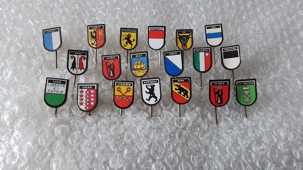 19 verschillende wapen speldjes, Verzamelen, Ophalen of Verzenden, Zo goed als nieuw, Overige onderwerpen