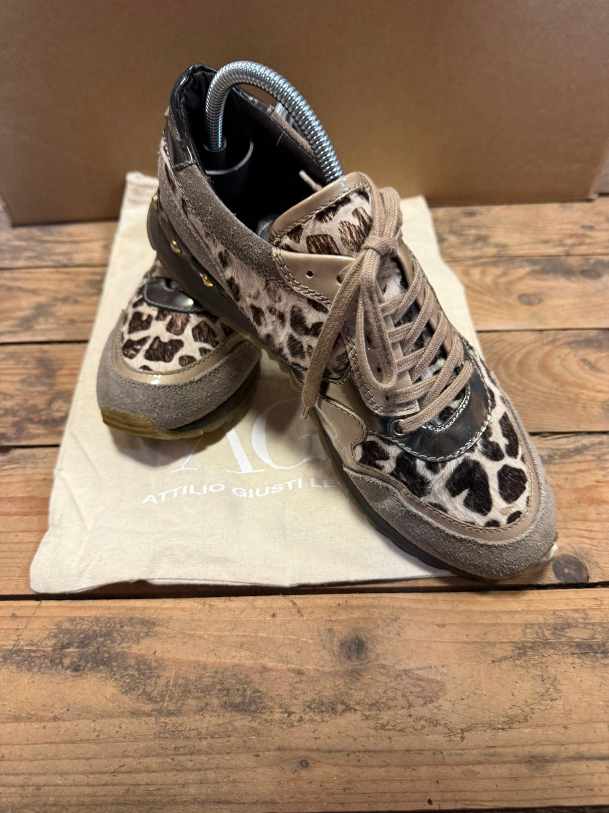AGL sneakers mt 38,5 met stofzak als nieuw, Ophalen of Verzenden, Zo goed als nieuw, Bruin, Sneakers of Gympen