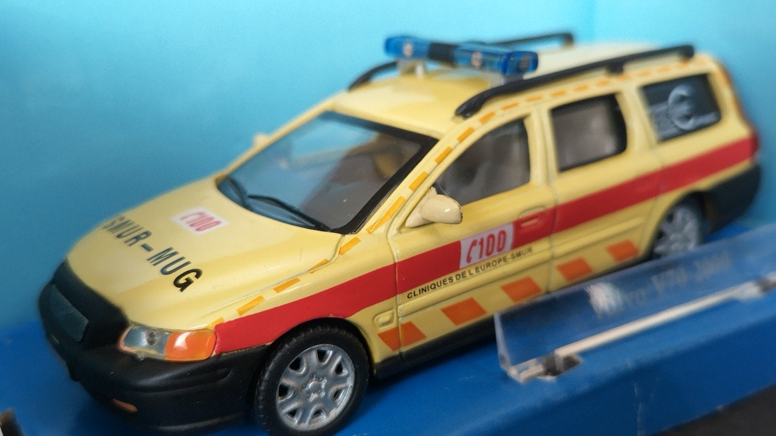Volvo v70 ambulance België Smur Mug 1:43 Playmix Pol, Hobby en Vrije tijd, Modelauto's | 1:43, Overige merken, Auto, Verzenden