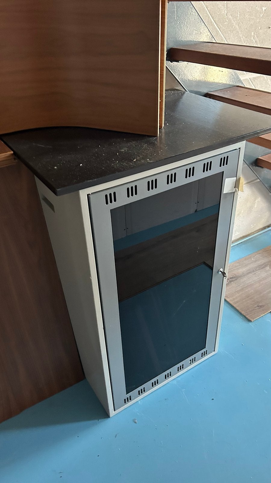 Compacte serverkast met glazen deur, Ophalen, Gebruikt