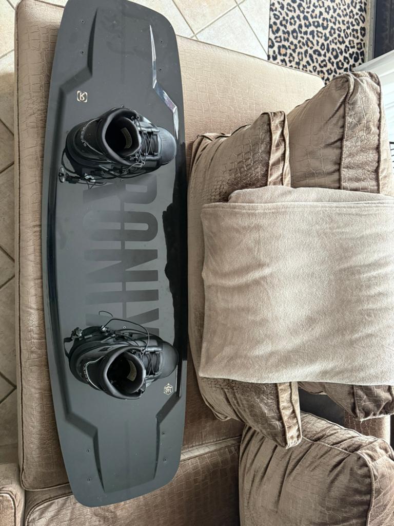 Ronix Parks Bonifay 140 Wakeboard + Ronix Bindings, Watersport en Boten, Ophalen of Verzenden, Zo goed als nieuw