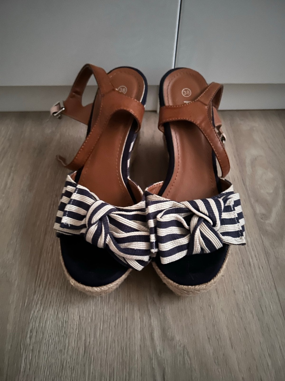 Sandalen met sleehak maat 38 - Gedragen maar in goede staat, Blauw, Gedragen, Sandalen of Muiltjes, Ophalen of Verzenden