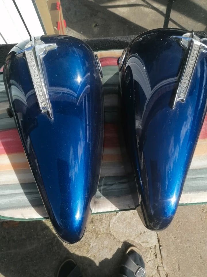 Harley-Davidson tank blauw met pop-up tankdop en emblemen, Motoren, Ophalen of Verzenden, Gebruikt