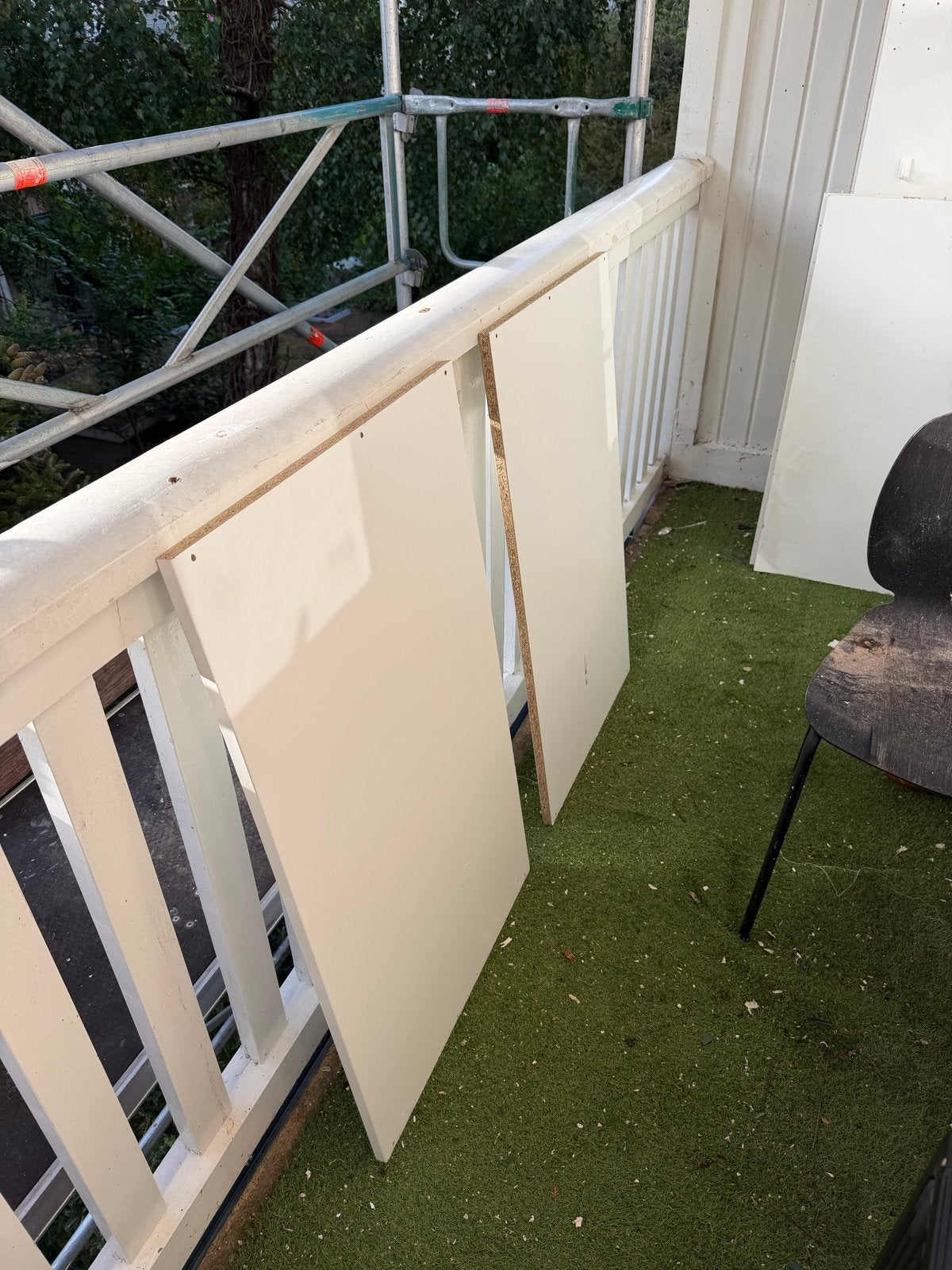 Ikea metalen opbergmand en witte planken, Ophalen, Zo goed als nieuw