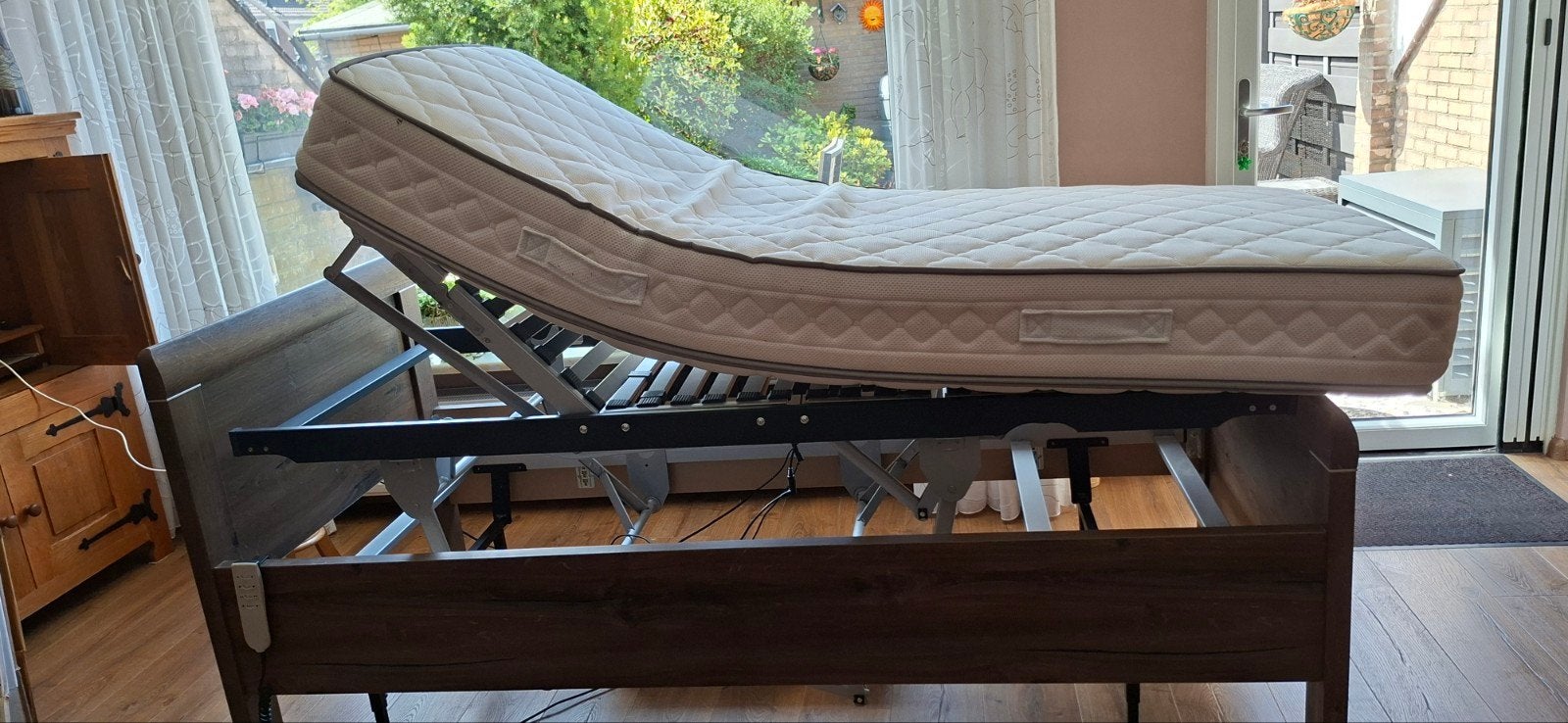 Seniorenbed elektrisch verstelbaar met twee motoren, Huis en Inrichting, Slaapkamer | Bedden, 90 cm, Eenpersoons, Bruin, Ophalen of Verzenden