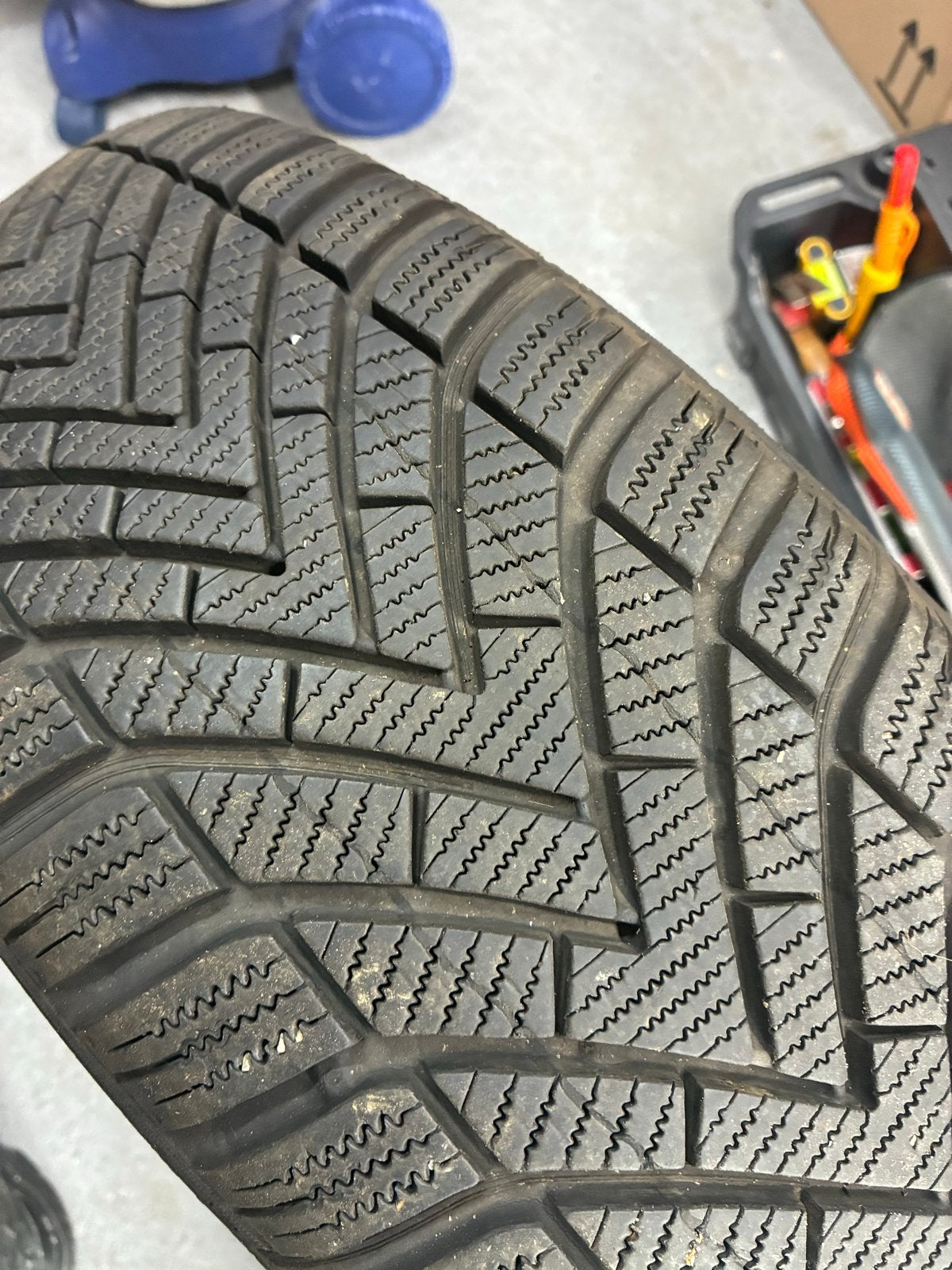 Winterbanden met velgen en bandenstandaard op wielen €180,00, Ophalen, Overige, Gebruikt, 16 inch