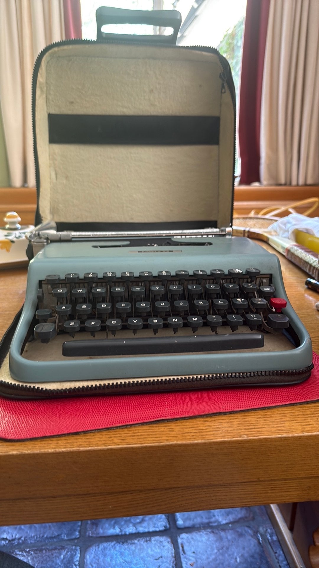 Vintage Olivetti Lettera 22 typemachine met originele koffer, Diversen, Typemachines, Ophalen, Zo goed als nieuw
