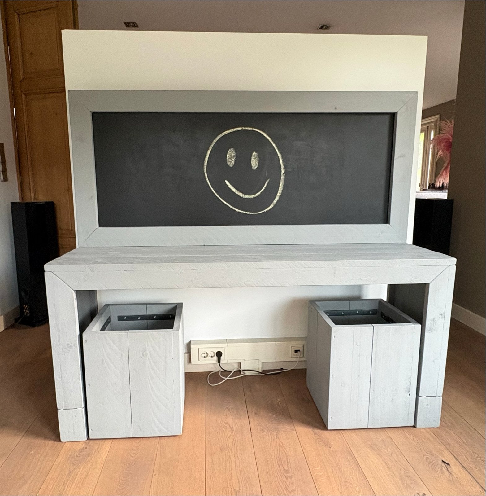 Kinderbureau met krijtbord en opbergbakken, Ophalen, Hout, Kinderbureau, Grijs