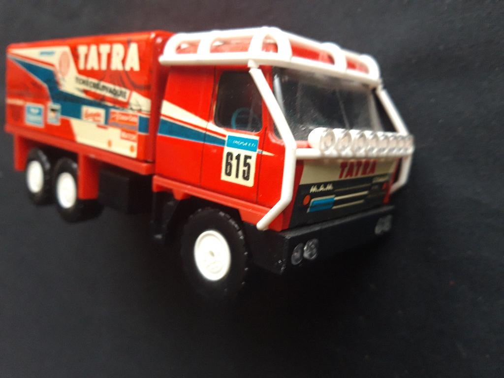 Tatra T815 Rallye rood – blik en plastic, Hobby en Vrije tijd, Modelauto's | 1:43, Zo goed als nieuw, Bus of Vrachtwagen, Overige merken