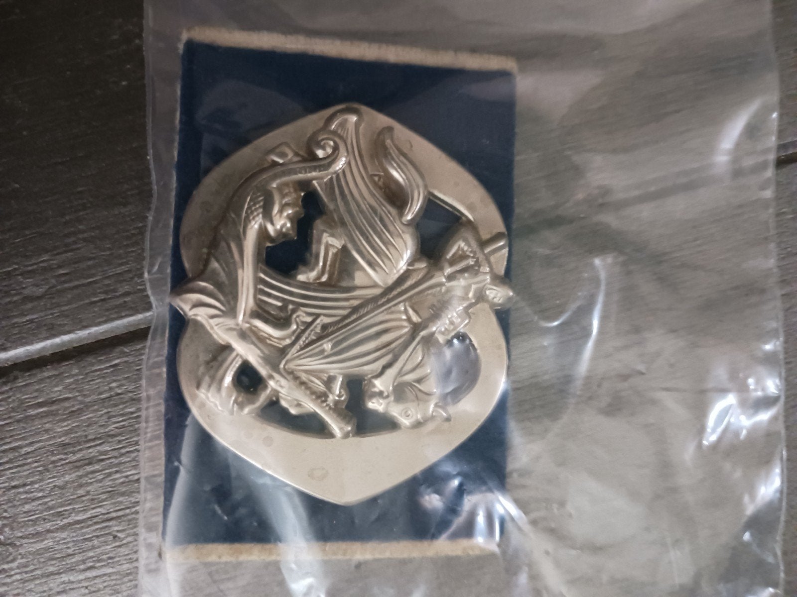 Baret embleem huzaren nl., Ophalen of Verzenden, Landmacht, Nederland, Embleem of Badge