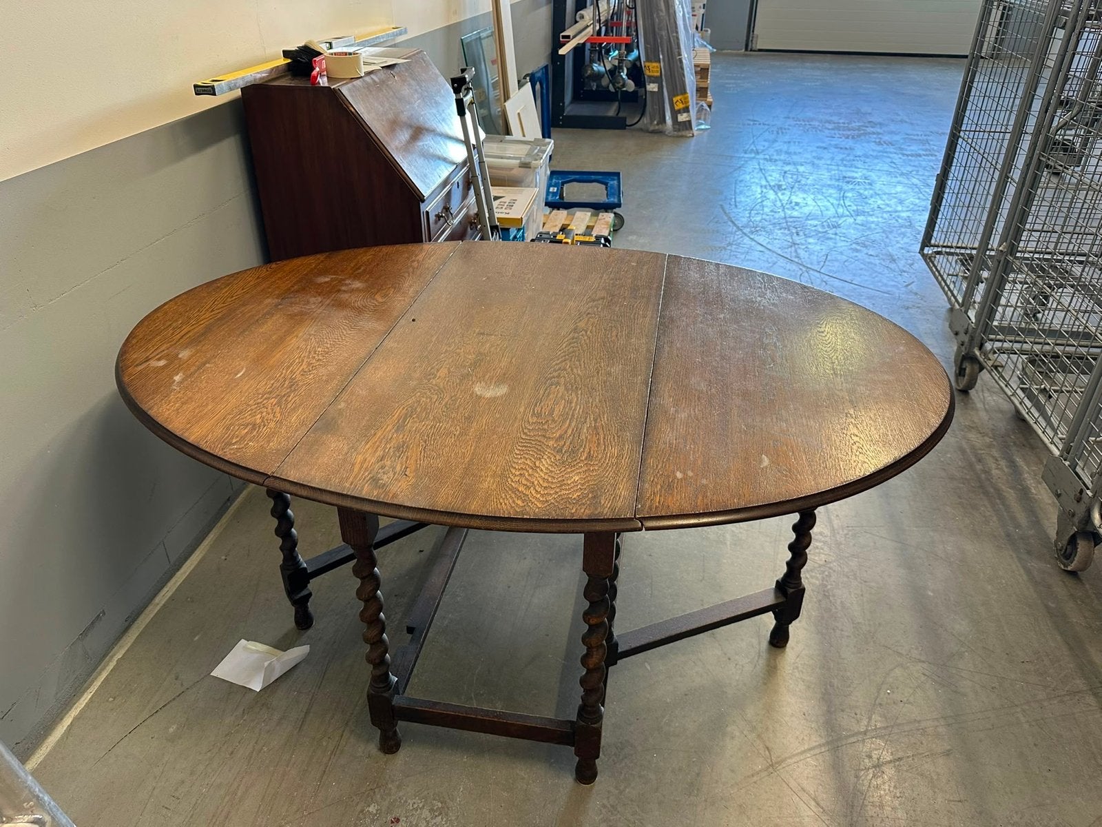 Antieke houten klaptafel met gedraaide poten, Ophalen