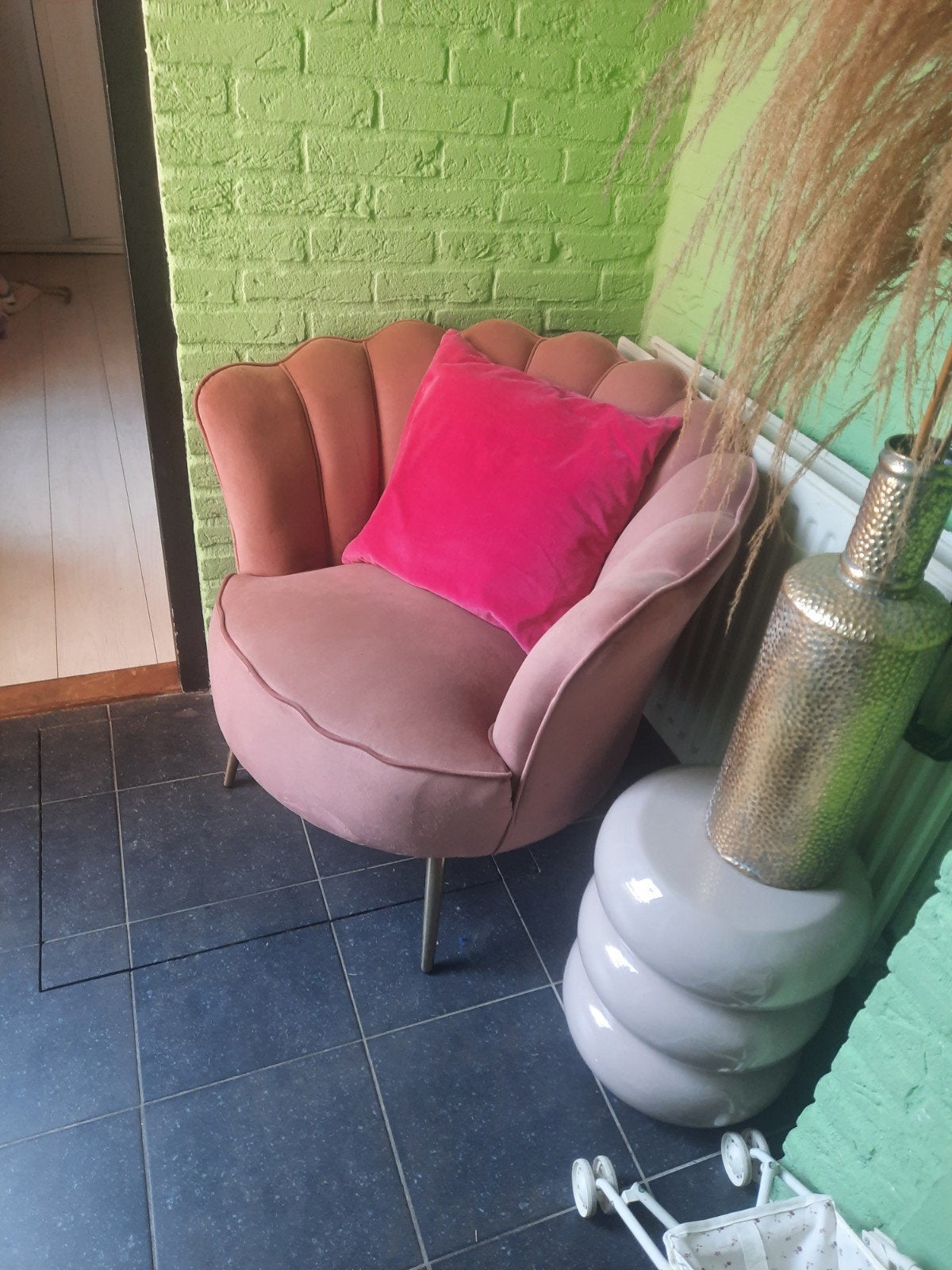 Leuke oudroze stoel, Huis en Inrichting, Stoffering | Vloerbedekking, Ophalen, Laminaat