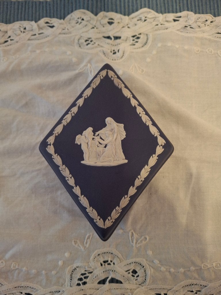 Wedgwood - Jasperware - mooi ruitvormig donkerblauw doosje, Ophalen of Verzenden