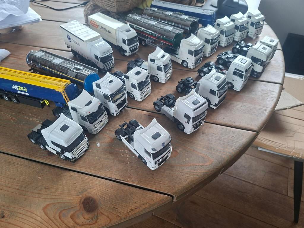 Partij trekkers 16 stuks en 7 tank opleggen zie foto's, Hobby en Vrije tijd, Modelauto's | 1:50, Ophalen of Verzenden, Bus of Vrachtwagen