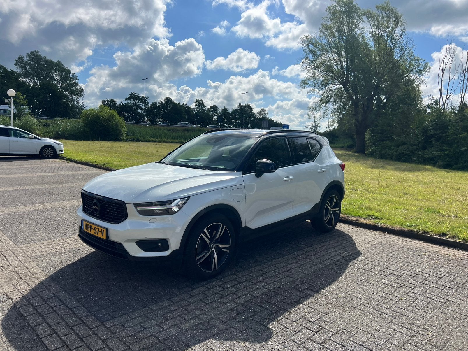 Volvo XC40 Recharge T5 Inscription PHEV | Panoramadak |, Auto's, Volvo, 1800 kg, Zwart, 1712 kg, Elektronische parkeerrem