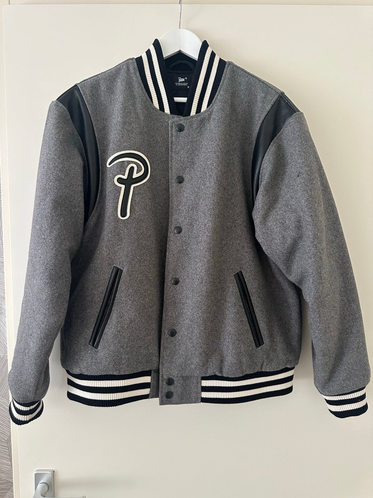 Patta Varsity Jacket - Maat M, Ophalen, Zo goed als nieuw, Maat 48/50 (M), Grijs