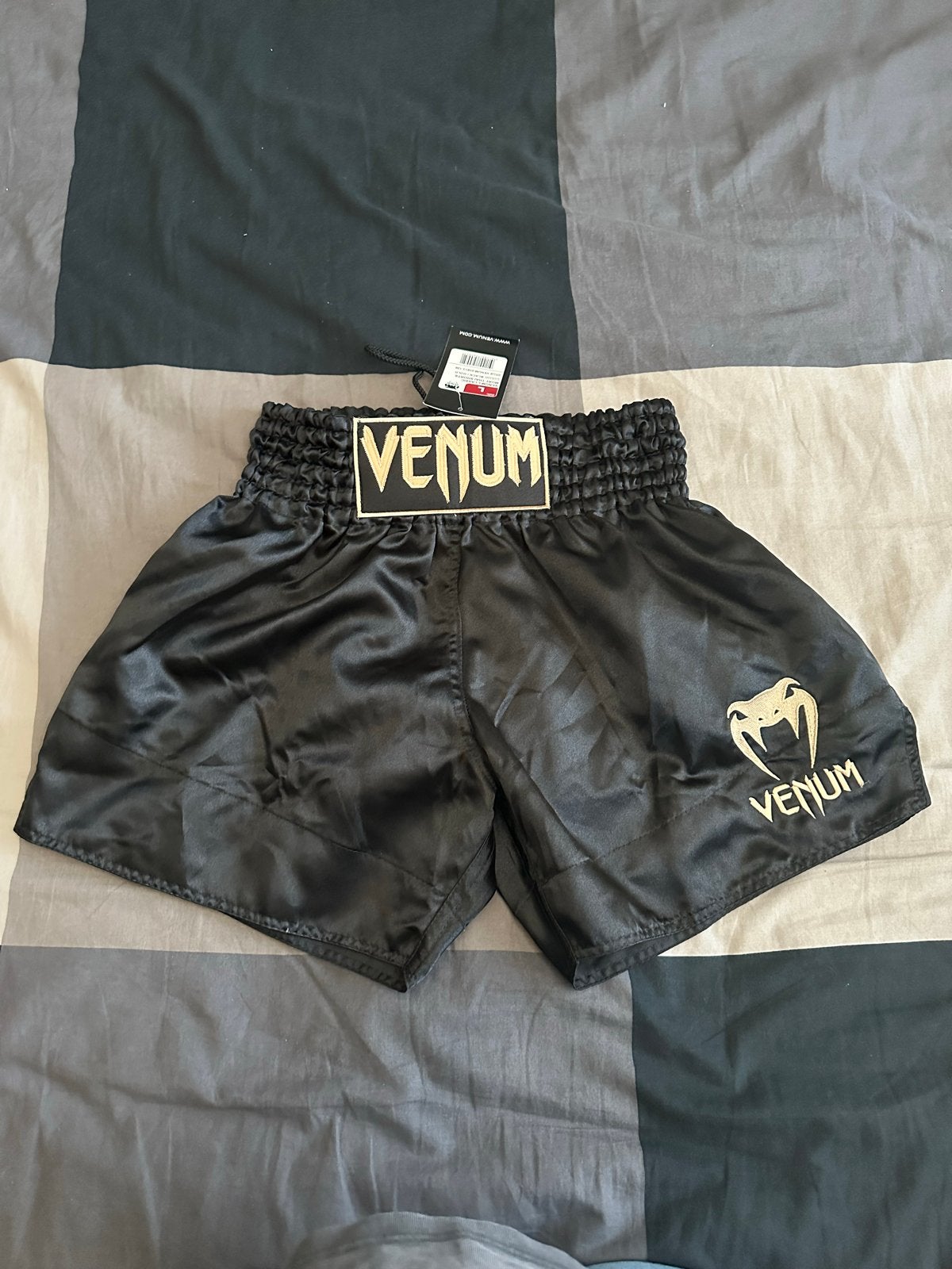 Venum Classic Muay Thai Shorts Zwart/Goud Maat L Nieuw, Sport en Fitness, Vechtsporten en Zelfverdediging, Overige, Nieuw, Maat L